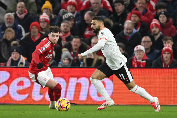 国足抵达杭州球迷热情接机 国脚表情严肃拘谨(图).